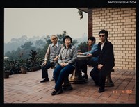 藏品(琦君1990年大陸返鄉7-4（琦君與李晝堂等人於戶外圓桌邊合影）)的圖片
