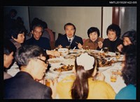 藏品(琦君1990年大陸返鄉12-5(琦君夫婦與其堂叔潘鏡宇及其家人於餐廳聚餐合影))的圖片