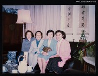 藏品(琦君1992年大陸返鄉2-3(一九九二年訪問北京、杭州，琦君與陳萃芳等人於室內合影))的圖片