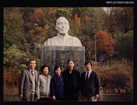 藏品(琦君1992年大陸返鄉3-3(一九九二年訪問杭州、上海，與琦君夫婦等人於詞學家夏承燾墓前合影))的圖片