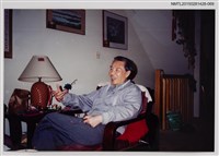 藏品(李唐基於自宅沙發上獨照2-69)的圖片