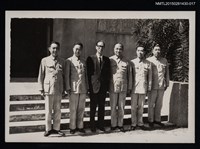 藏品(李唐基於與友人段前富等人於室外合照)的圖片