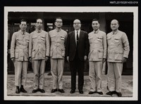 藏品(李唐基於與多位友人於室外合照)的圖片