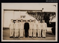 藏品(李唐基於與多位友人於室外樹前合照)的圖片