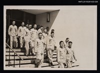 藏品(李唐基於實用齋前階梯與多人合照)的圖片