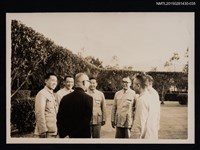 藏品(李唐基與多人於室外合照)的圖片