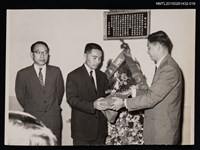 藏品(李唐基與友人合照1-16（李唐基於室內似頒獎典禮照）)的圖片