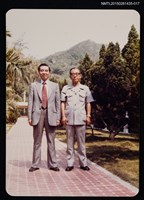 藏品(琦君夫婦與李唐基友人合照（李唐基與友人於室外合照）)的圖片