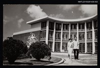 藏品(琦君夫婦與友人合照（琦君夫婦於教師會館前合照）)的圖片