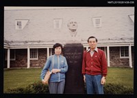 藏品(琦君夫婦生活照2-38(琦君夫婦於紐約FRANKLIN DRLANO ROOSEVELT雕像前合照))的圖片