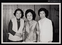 藏品(琦君領獎活動照16(第二次1970年慶祝會琦君與友人合照))的圖片