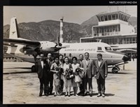 藏品(琦君訪韓活動照4(琦君於機場與多人合照))的圖片