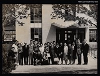 藏品(琦君訪韓活動照8(琦君和多人於校園教室前合照))的圖片