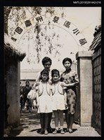 藏品(琦君訪韓活動照16(琦君與友人於韓國慶州華僑小學合照))的圖片