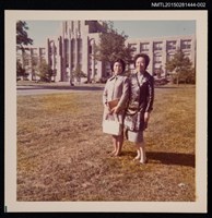 藏品(琦君第一次訪美照2（琦君與友人媛珊於戶外合影）)的圖片