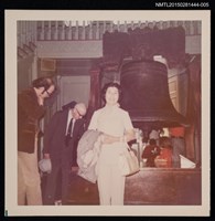 藏品(琦君第一次訪美照5（琦君於室內大鐘前獨影）)的圖片