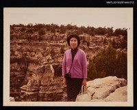 藏品(琦君第一次訪美照12（琦君於大峽谷獨影）)的圖片