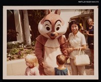 藏品(琦君第一次訪美照15（琦君於狄斯耐樂園獨影）)的圖片