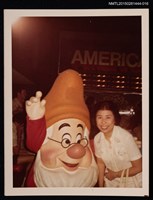 藏品(琦君第一次訪美照16（琦君於狄斯耐樂園獨影）)的圖片