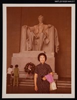 藏品(琦君第一次訪美照17（琦君於林肯雕像前獨影）)的圖片