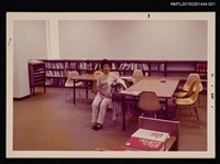 藏品(琦君第一次訪美照21（琦君於夏大圖書閱覽室獨影）)的圖片