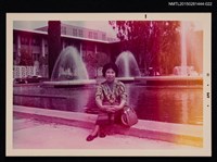 藏品(琦君第一次訪美照22（琦君於史丹福大學噴池旁獨影）)的圖片
