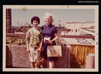 藏品(琦君第一次訪美照23（琦君於夏威夷檀香山與Mrs.Courtis合影）)的圖片