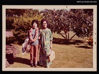 藏品(琦君第一次訪美照24（琦君於茅夷島與夏大分校教授溫坤儀夫人合影）)的圖片