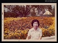 藏品(琦君第一次訪美照27（琦君於戶外花壇前獨影）)的圖片