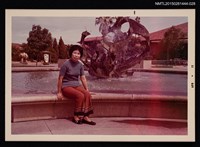 藏品(琦君第一次訪美照28（琦君於斯旦福大學噴水池邊獨影）)的圖片