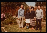 藏品(琦君夫婦歐遊照13（琦君夫婦與友人於庭院內合影）)的圖片