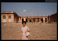 藏品(琦君夫婦歐遊照15（琦君於法國凡爾賽宮前獨影）)的圖片