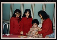 藏品(琦君與讀者合照3（琦君赴台南市邀宴為侍女簽名合照）)的圖片