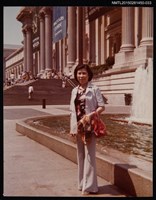 藏品(琦君個人生活照2-33（紐約大都會博物館前）)的圖片