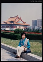 藏品(琦君夫婦與劉振強合照（琦君獨照）6)的圖片