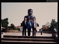 藏品(琦君夫婦與劉振強合照（與彰化八卦山大佛合影）25)的圖片