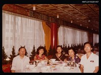 藏品(琦君與友人於餐館合照)的圖片