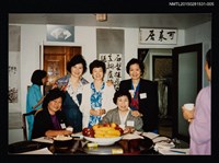 藏品(琦君出席第一屆海外華文女作家聯誼會照（琦君與喻麗清、簡宛等人合照）5)的圖片