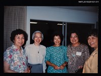 藏品(琦君出席第一屆海外華文女作家聯誼會照（琦君與劉安諾、陳若曦、於梨華等人合照）11)的圖片