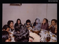 藏品(琦君夫婦與三毛、蔡文甫等人餐聚合照)的圖片