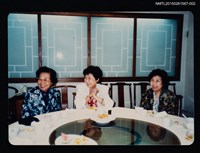 藏品(琦君與齊邦媛、姚宜瑛、鄧佩瑜等人餐聚合照2（琦君與齊邦媛、范我存合照）)的圖片