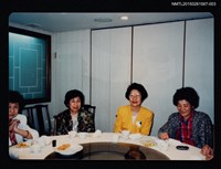 藏品(琦君與齊邦媛、姚宜瑛、鄧佩瑜等人餐聚合照3（琦君與齊邦媛、范我存等人合照）)的圖片