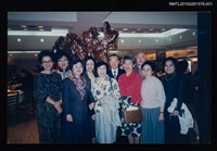 藏品(琦君夫婦與應平書、鍾麗珠邱七七等人合照)的圖片