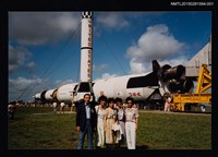 藏品(琦君夫婦與簡宛等人在太空梭前合照1)的圖片