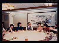 藏品(琦君夫婦與林海音、殷張蘭熙、潘人木、彭歌等人餐聚合照1)的圖片