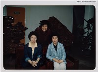 藏品(琦君與趙淑俠、郭晉秀合照)的圖片