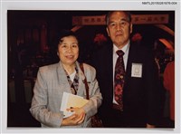 藏品(琦君出席北美華文作家協會新詩寫作座談與鄭愁予等人合照3)的圖片