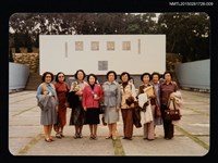 藏品(琦君與姚宜瑛、鮑曉暉、鍾麗珠等人合照9)的圖片