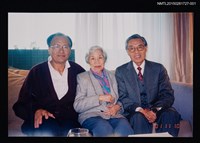 藏品(琦君夫婦與友人蔡信龍合照1)的圖片