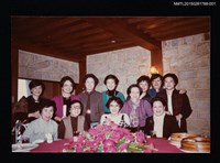 藏品(琦君與林海音、薇薇夫人、丹扉、夏祖麗、簡宛、簡靜惠、鄧佩瑜等人合照)的圖片